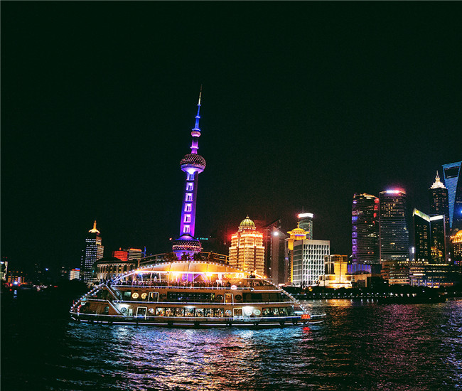 上海黄浦江二十三艘邮轮门窗和玻璃幕墙