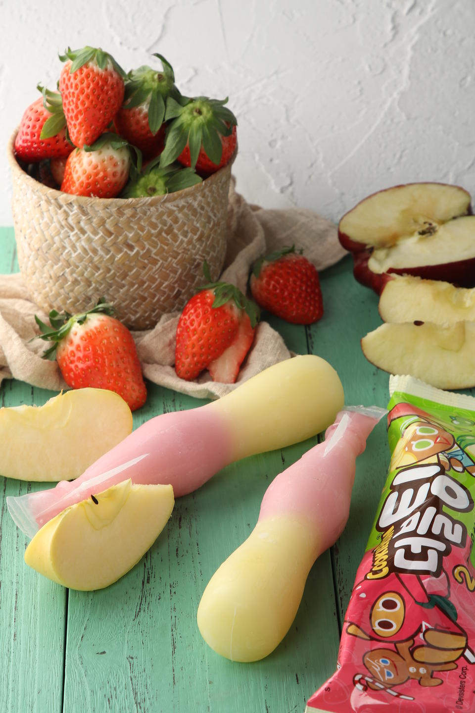 strawberry and apple flavor popsicle