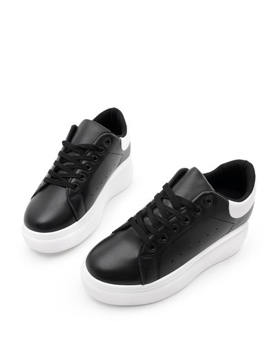 Sneaker nera con platform