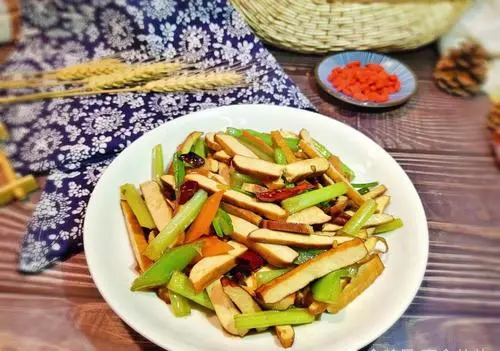 【快餐培训】芹菜香干培训班 — 正宗芹菜香干技术培训 — 芹菜香干特色小吃培训学校