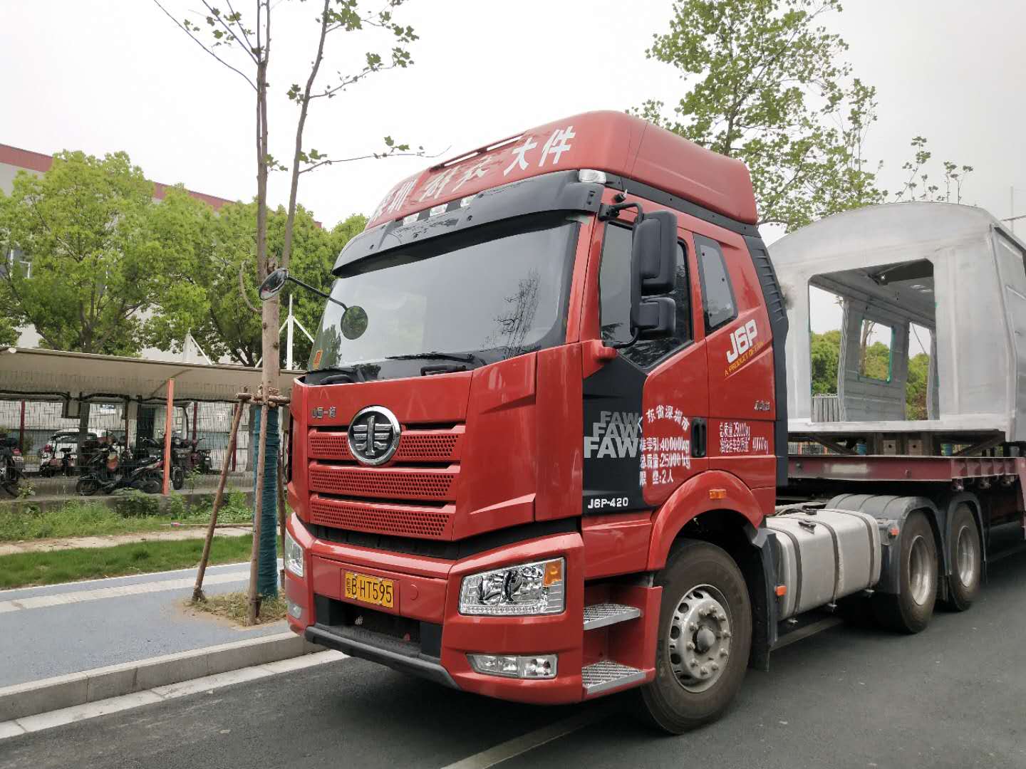 重型半挂牵引车一