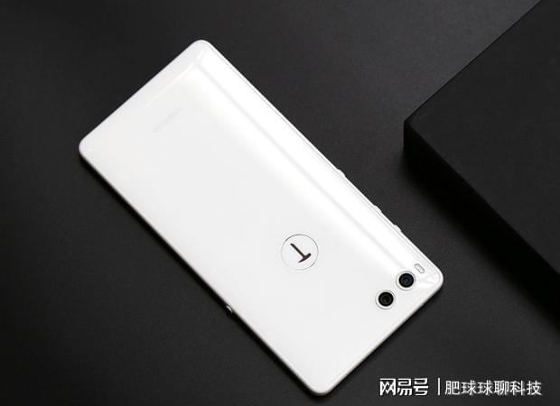 对现有手机不满意？罗永浩表示，自己有一大堆坚果R1