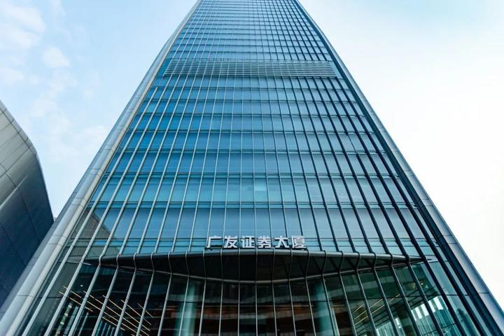 考斯高美擦窗机为广发证券中心提供翻新服务