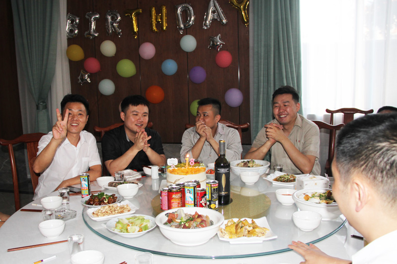 航民百泰8月员工生日会