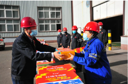 Wei Shuan and Sun Guolong offer condolences to the factory workers stationed to ensure production during the fight against the epidemic