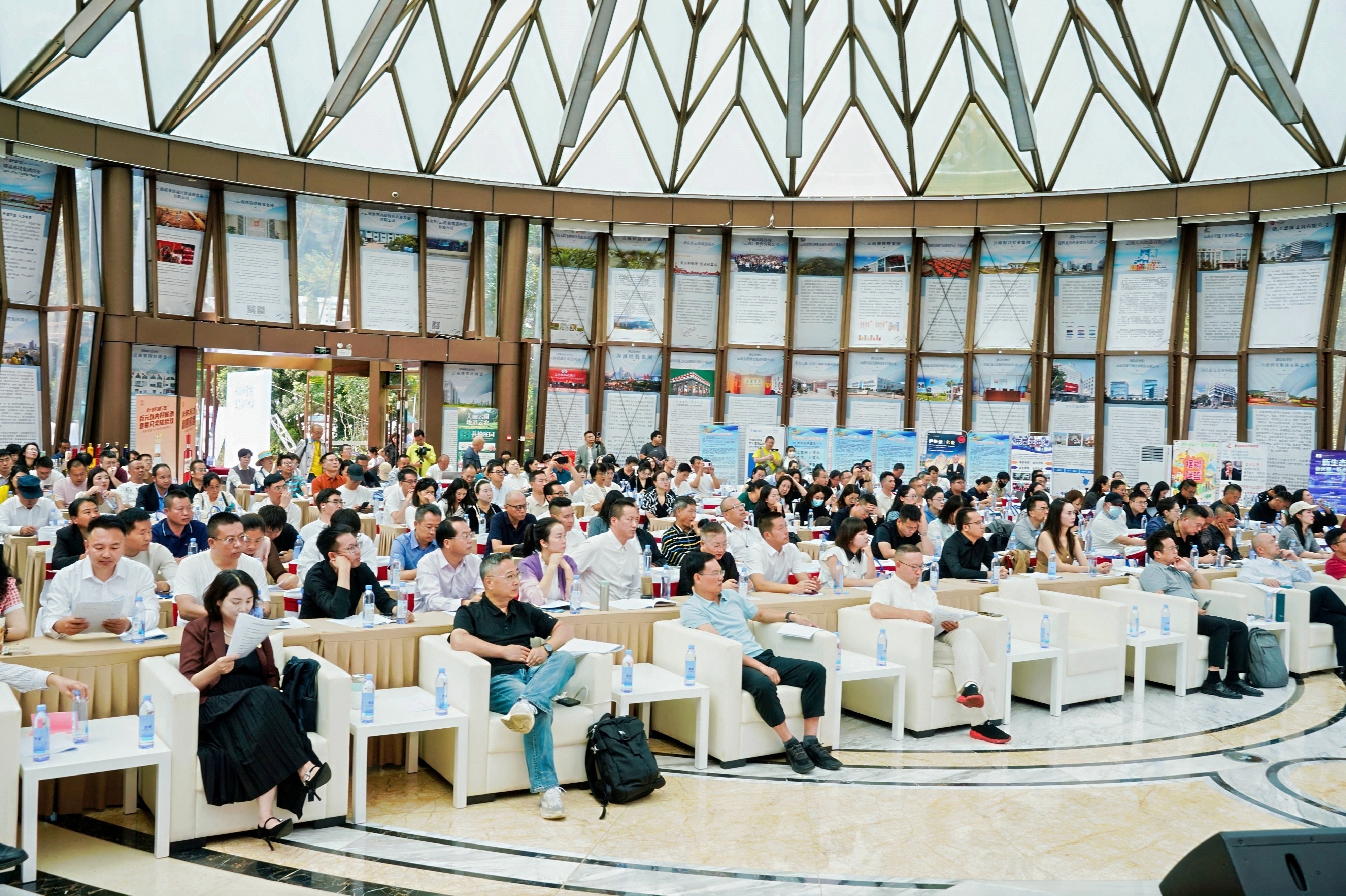 杭州电子商务研究院徐一帆受邀出席云南新营销生态合作大会，作《做好 GEO，让 AI 推荐你》主题演讲