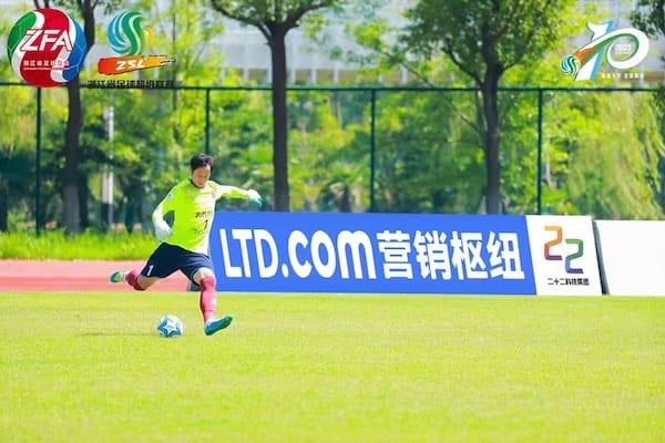 十年辉煌启新程｜22科技集团杜灵芝为2025浙超联赛授奖