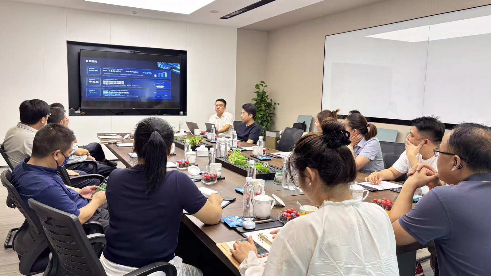 金迅博团队在会议室向多位企业代表分享企业出海获客方法