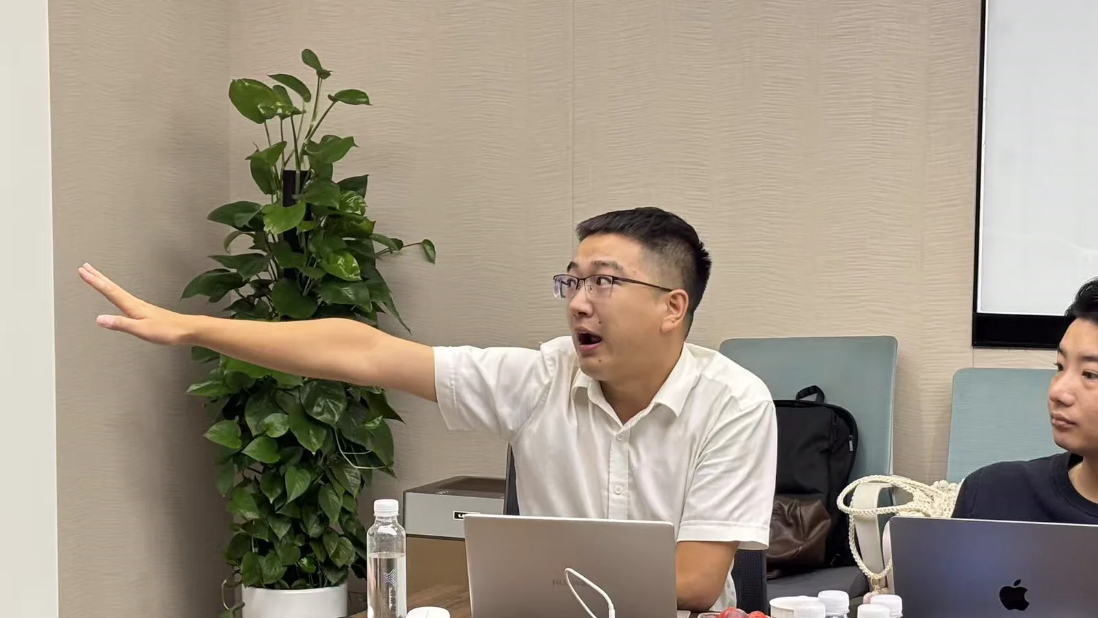 金迅博分享人员在沙龙现场讲解企业出海获客思路
