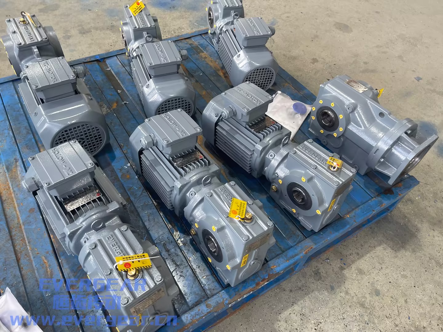 ES系列斜齿轮-蜗轮蜗杆减速机实物图