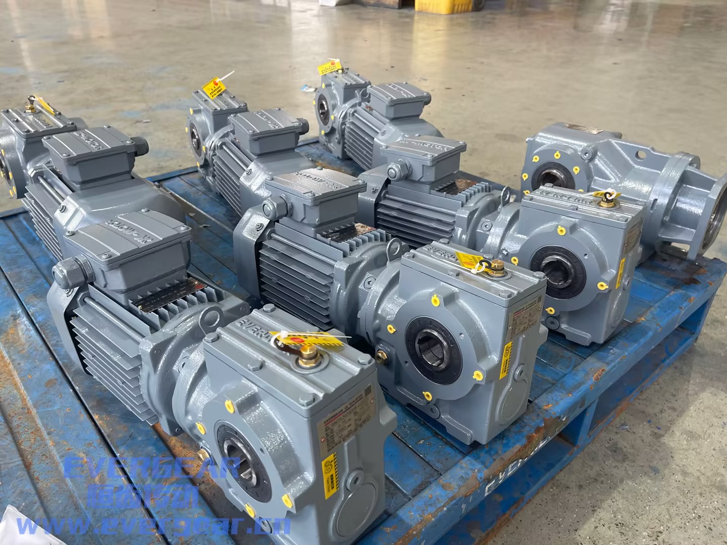 ES系列斜齿轮蜗轮蜗杆减速机实物图