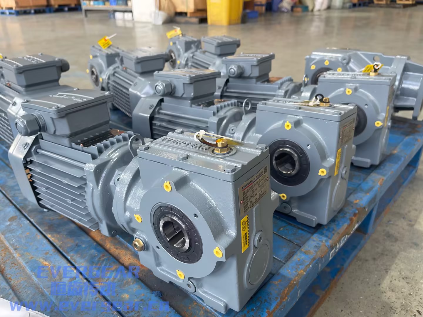 ES系列斜齿轮蜗轮蜗杆减速机实物图