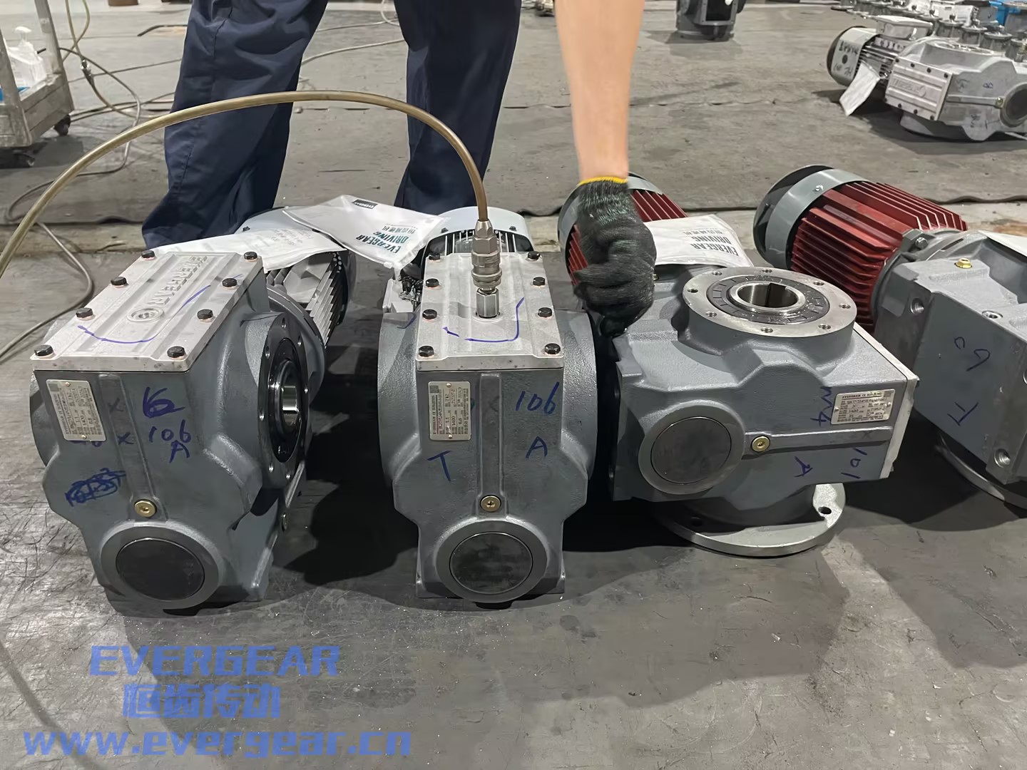 ES系列斜齿轮蜗轮蜗杆减速机实物图