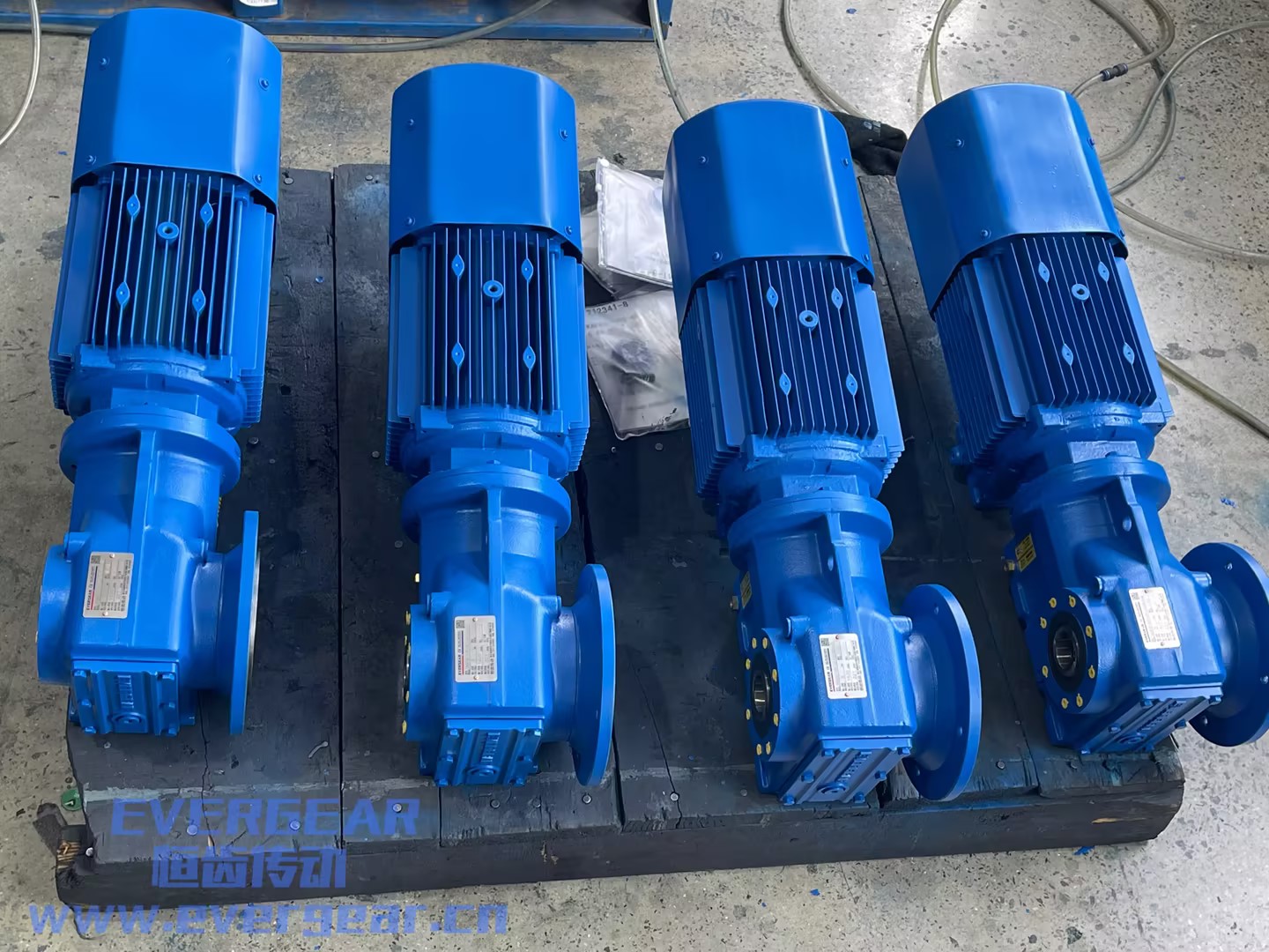 EK系列斜齿轮弧齿锥齿轮减速机