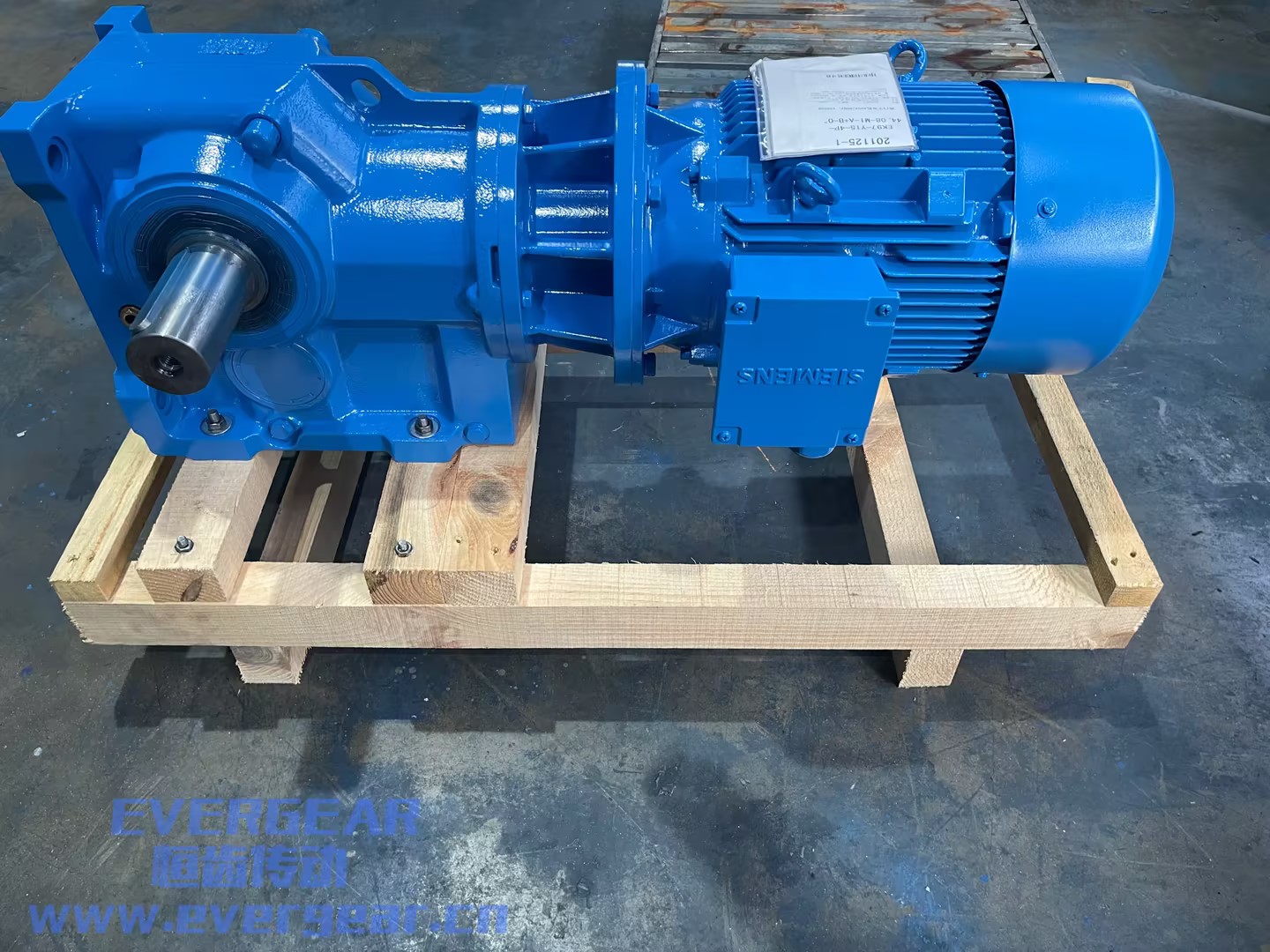 EK系列斜齿轮弧齿锥齿轮减速机实物图