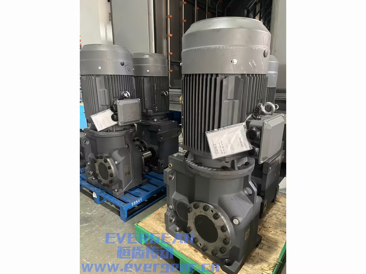 EK系列斜齿轮弧齿锥齿轮减速机实物图