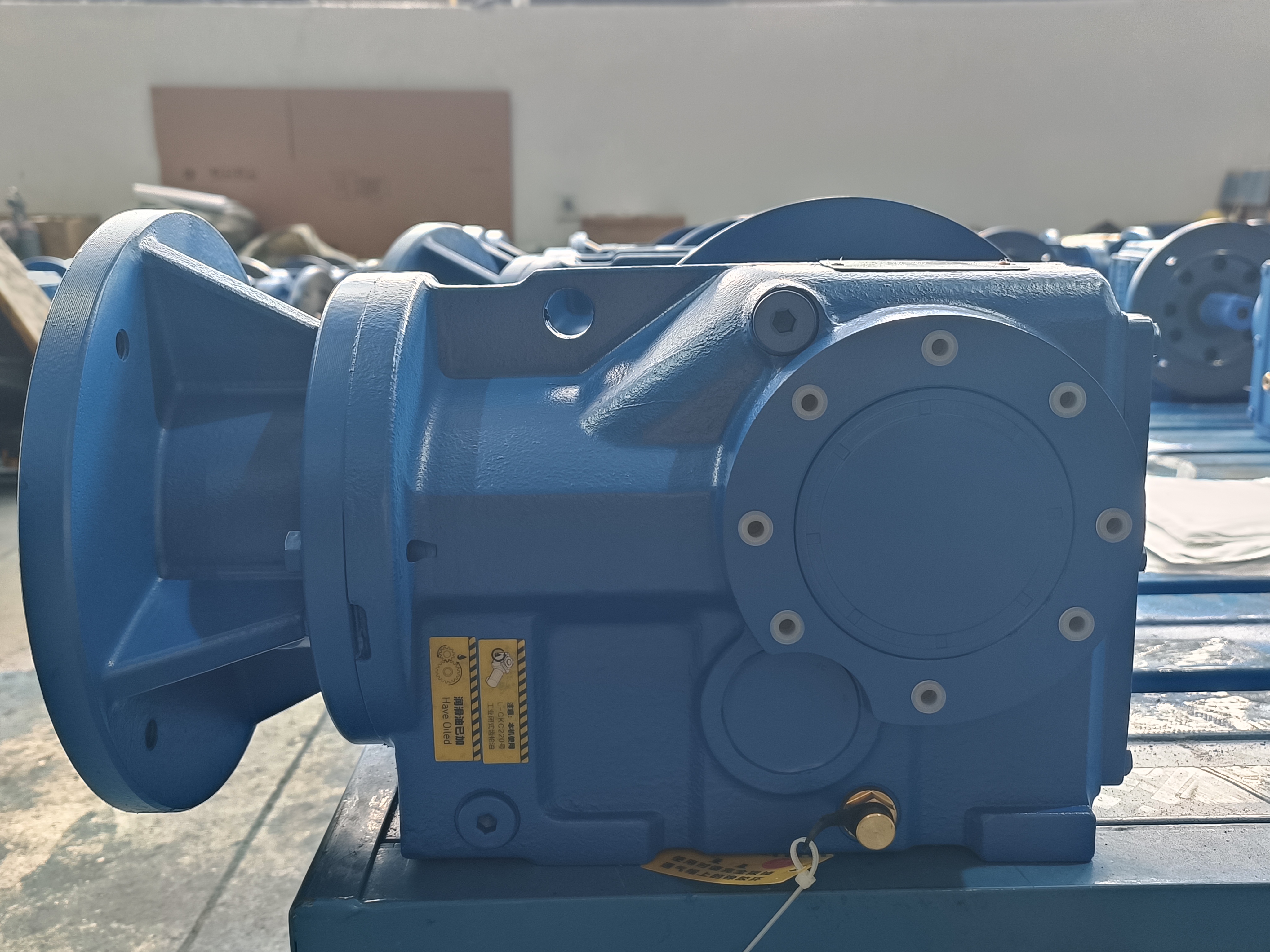 EK系列斜齿轮弧齿锥齿轮减速机实物图