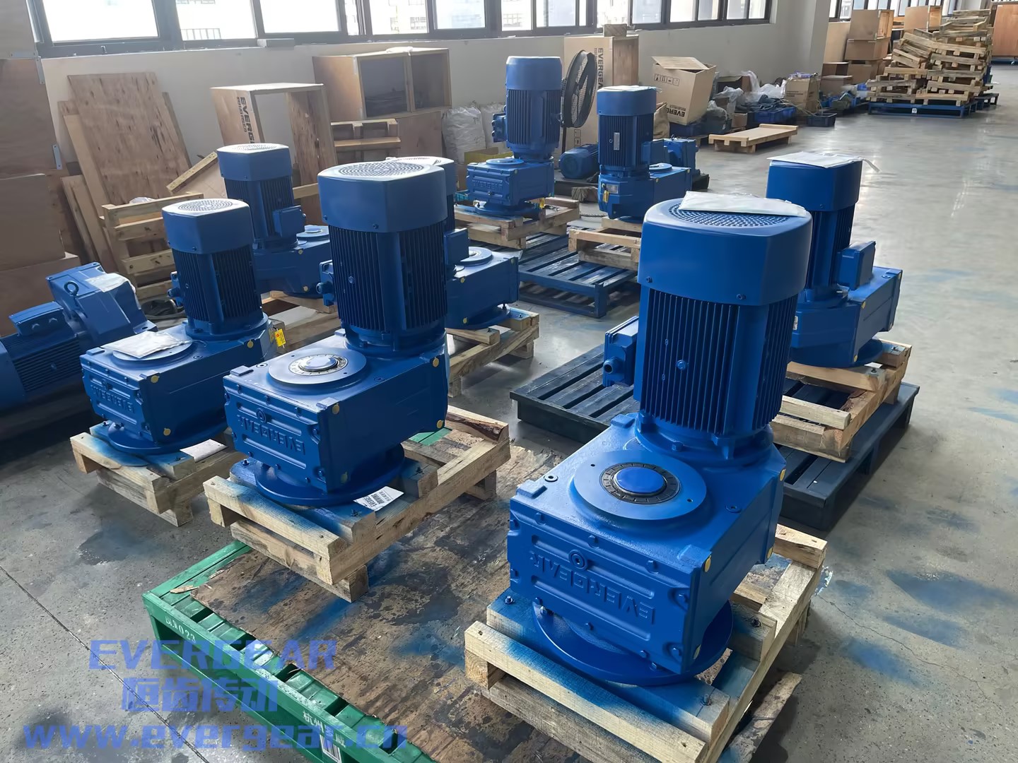 EF系列平行轴斜齿轮减速机实物图