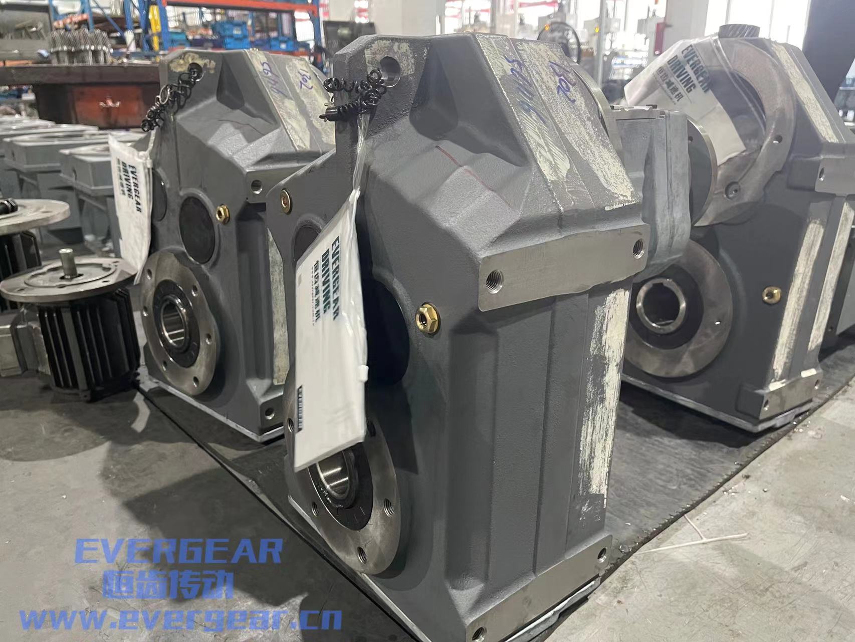 EF系列平行轴斜齿轮减速机实物图