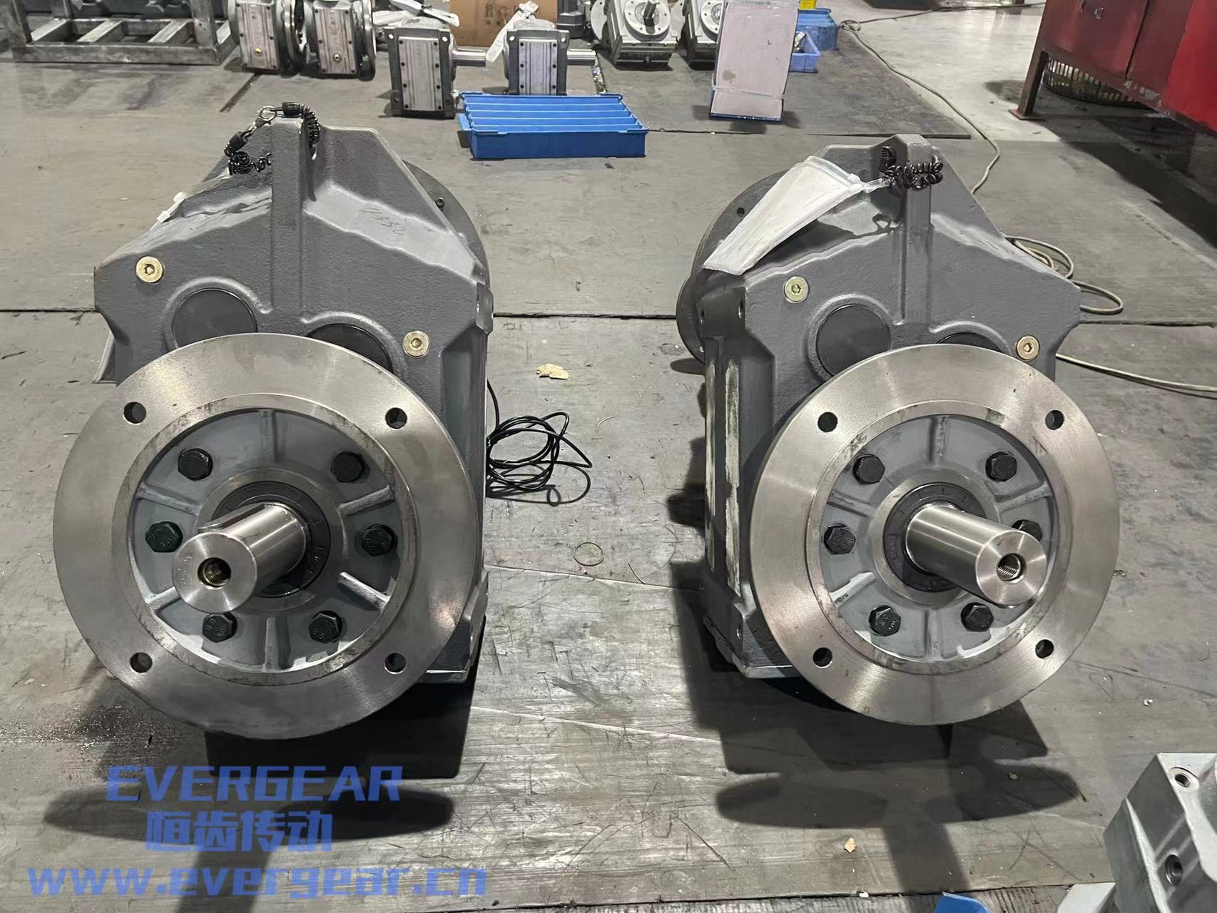 EF系列平行轴斜齿轮减速机实物图