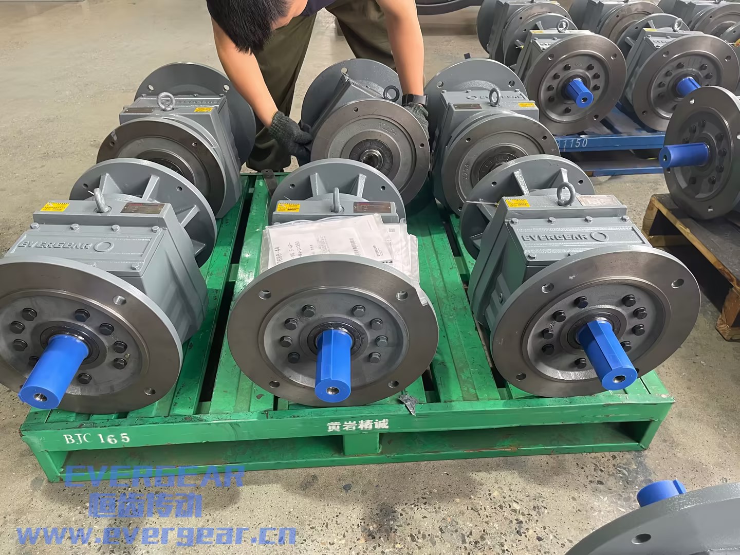 ER系列斜齿轮硬齿面减速机实物图