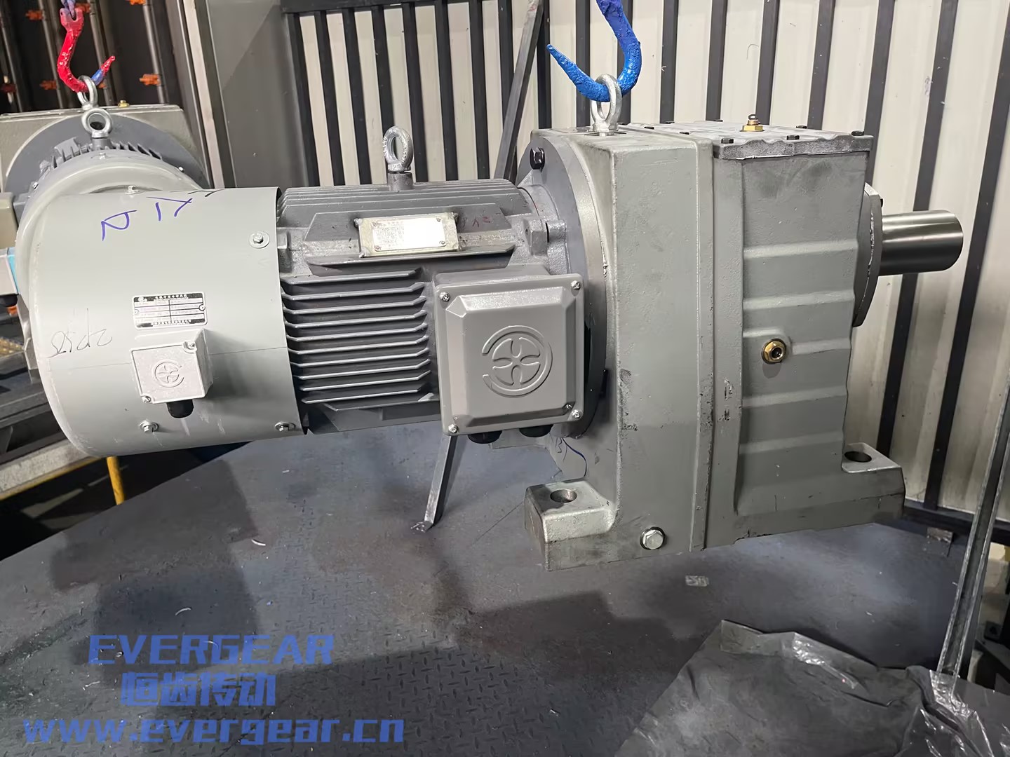 ER系列斜齿轮硬齿面减速机实物图