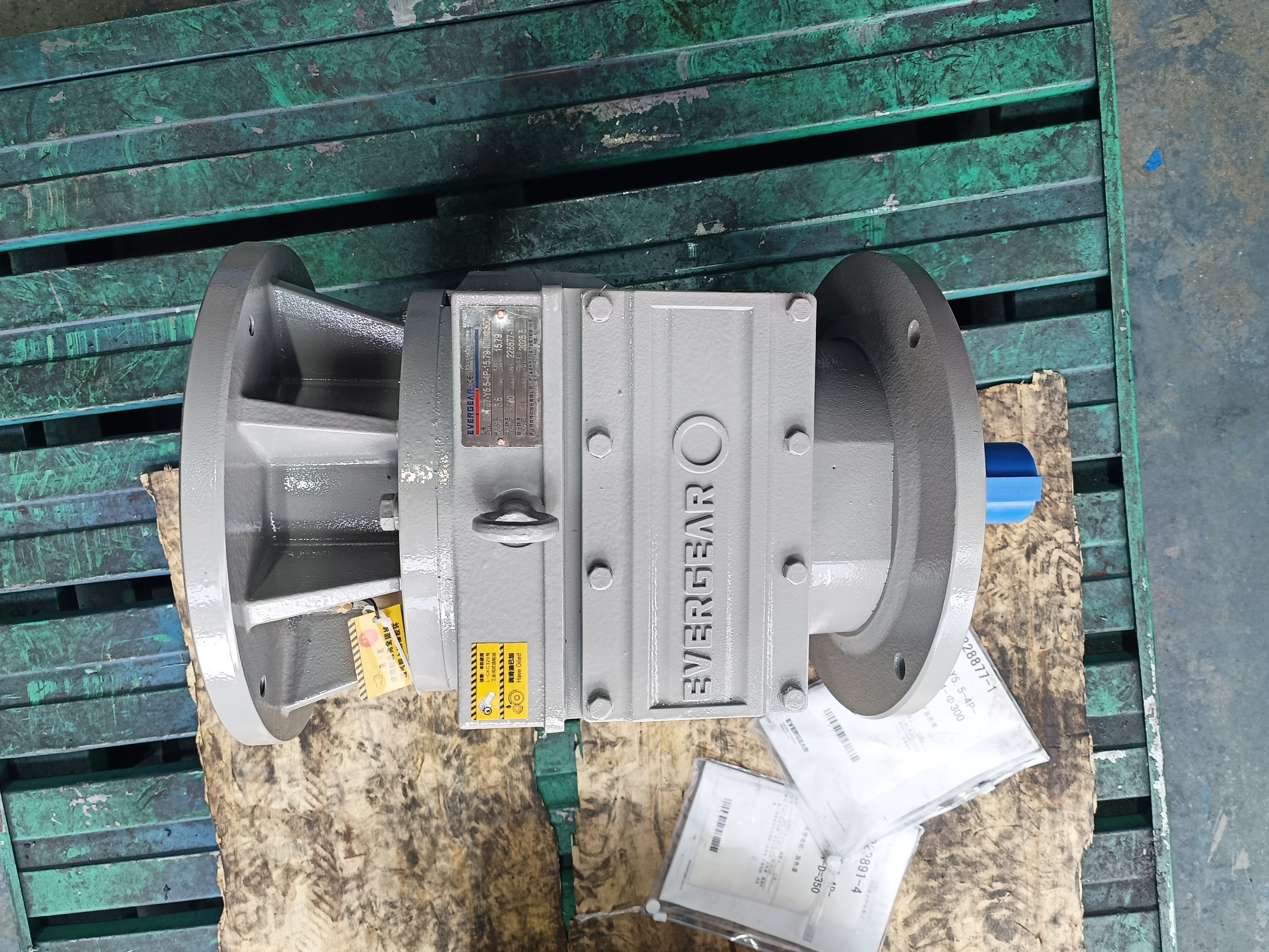 ER系列斜齿轮硬齿面减速机实物图