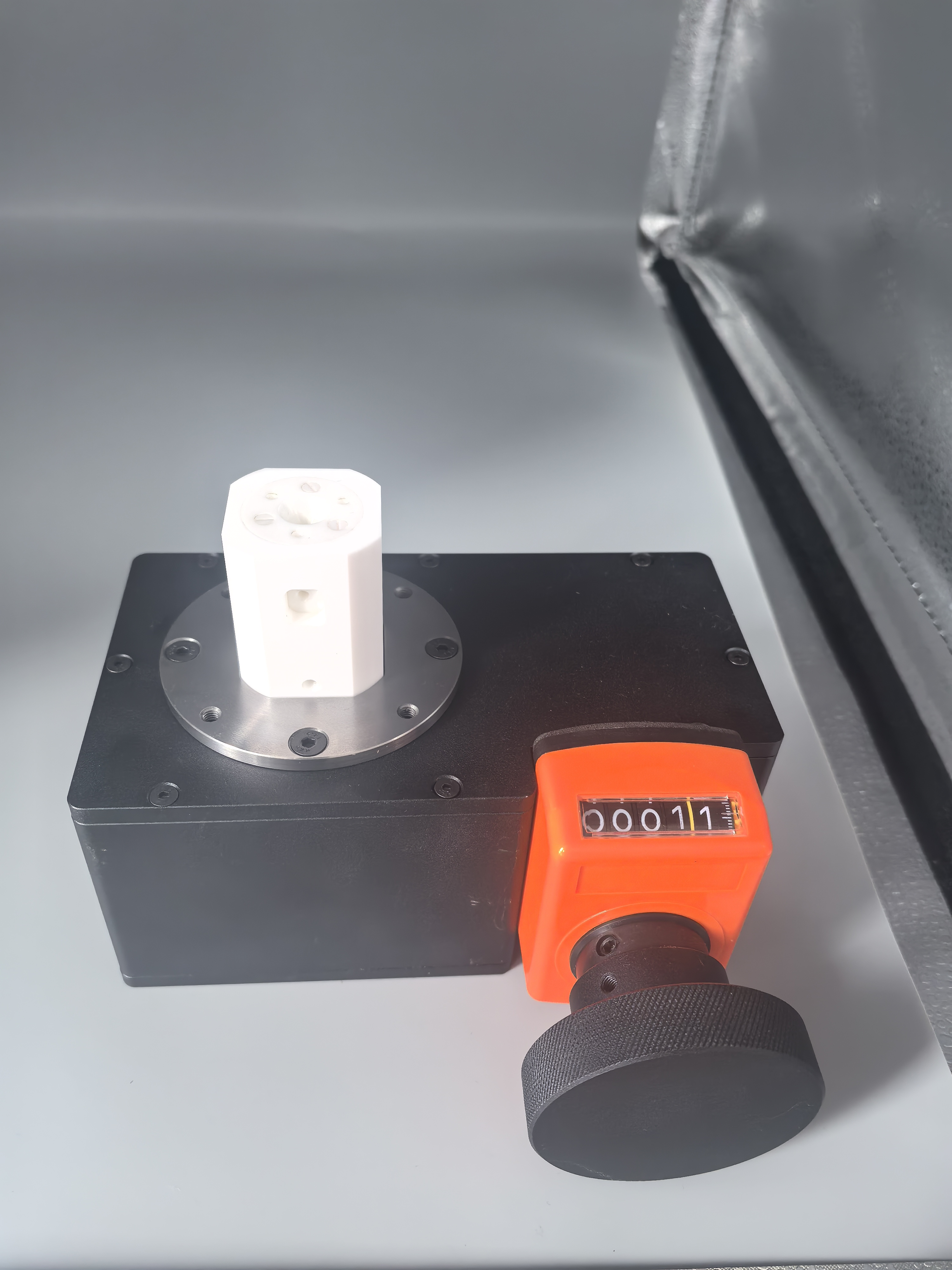 用于金刚石对顶砧压机手动控压的装置设计