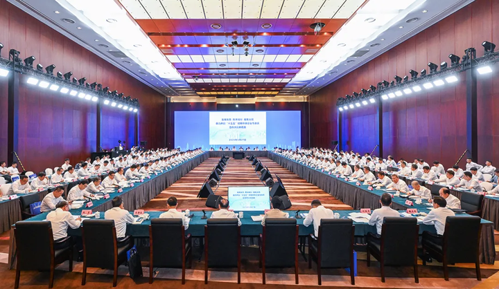 张晓仑出席深化中央企业与重庆市合作座谈会