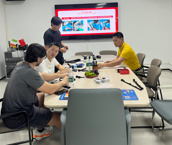 Australian customers visit the company to exchange and discuss new product design issues