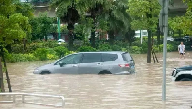 暴雨天气安全驾车提示！