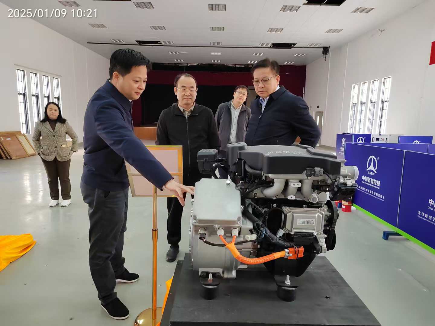 原广西人民政府副主席、国际欧亚科学院院士黄日波调研生物氢能发动机实验室