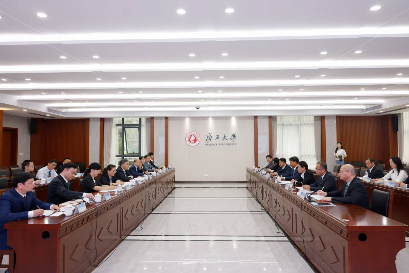 柬埔寨皇家科学院院长宋杜拜访广西大学并与肖建庄副校长进行工作交流