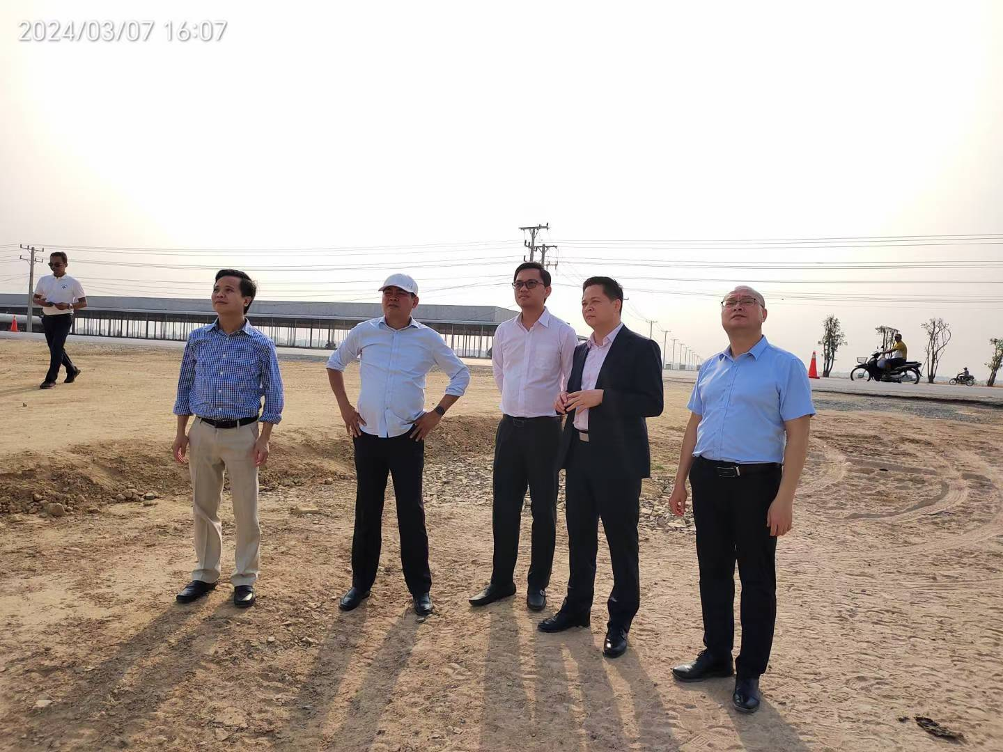 杨海鑫董事长一行考察金边市老垃圾填埋场以及建设中的新垃圾填埋场