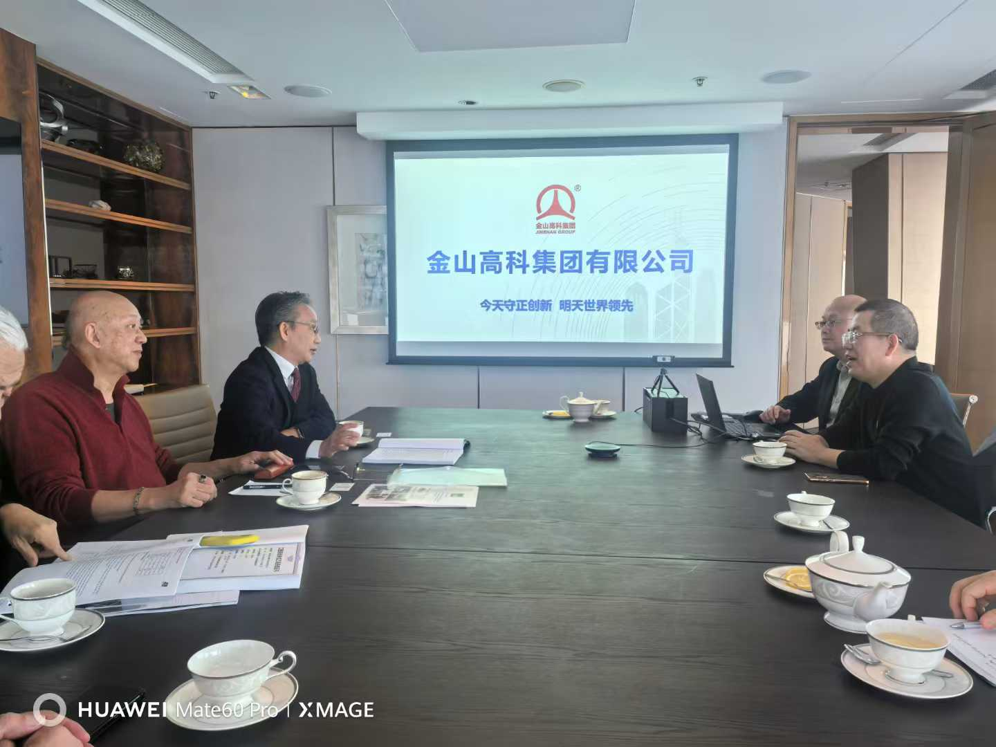 杨海鑫董事长在香港会见香港科技大学可持续发展及零碳办公室主任梁启明博士