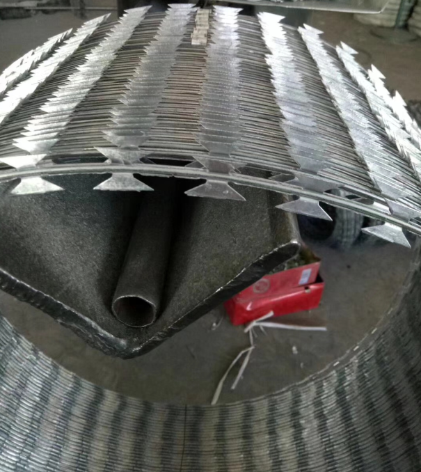450mm Coil BTO 22 Galvanized Razor Barbed Wire