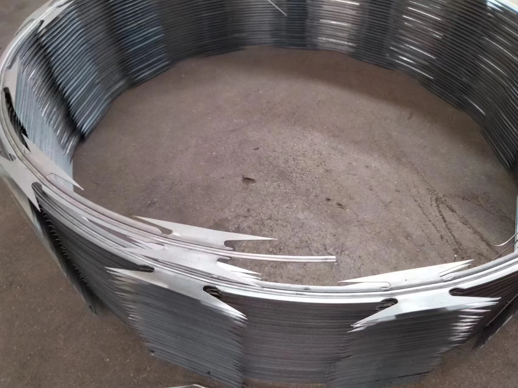 960mm Diameter CBT 65 15M Galvanized Razor Barbed Wire