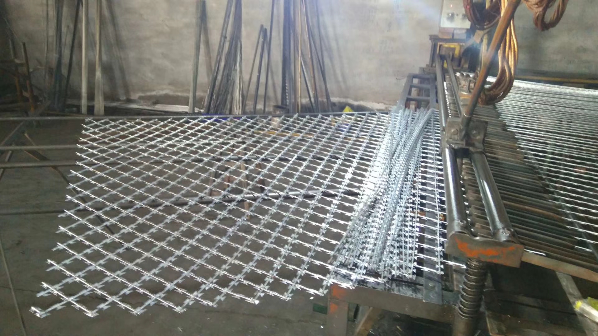 36In 48In High Quality Diamond Shape Razor Wire Mesh Fence