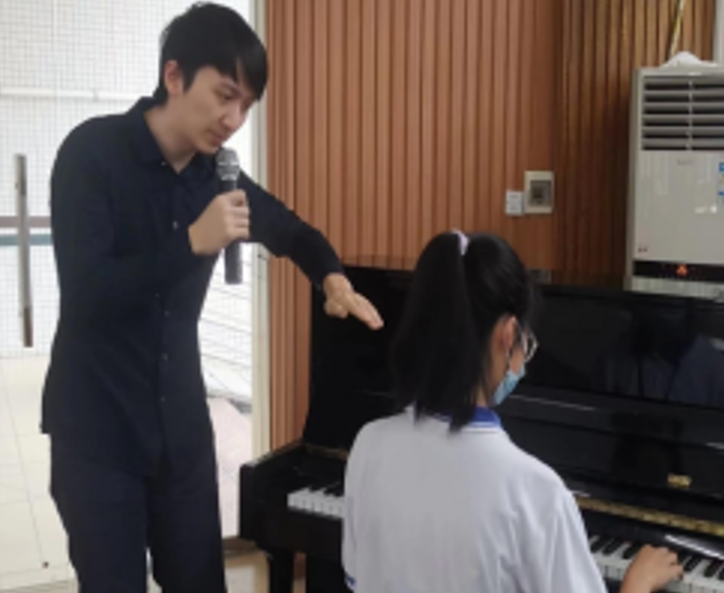 艺考表演学员课堂模拟