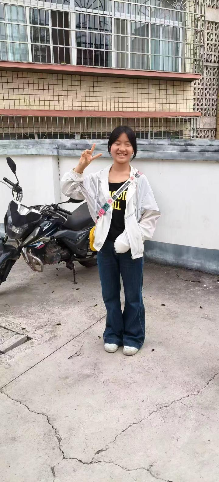 永善寻人启事:吴显婷同学,女,于19日晚擅自离校,迄今杳无音信。恳请永善县广大乡亲邻里、亲友同仁留心关注,如有线索,速与家属或学校联系!