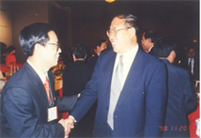 1998年11月中国国家环保总局局长解振华亲切会见陆侨治博士。